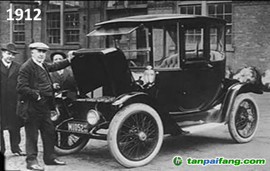 圖1 1912年，愛迪生跟他的電動(dòng)車合影。